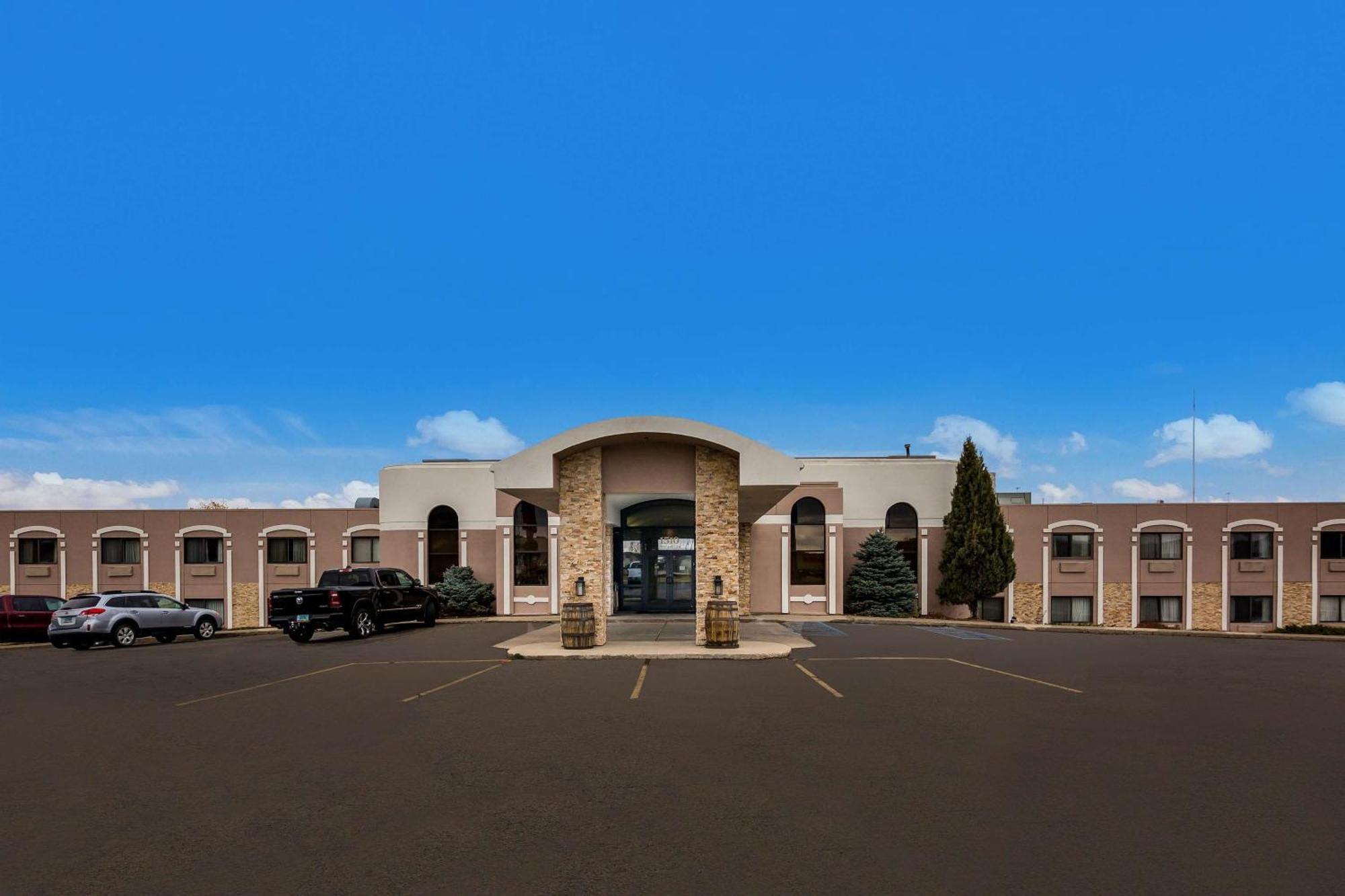 Revel Hotel Minot - Surestay Collection By Best Western Exteriör bild