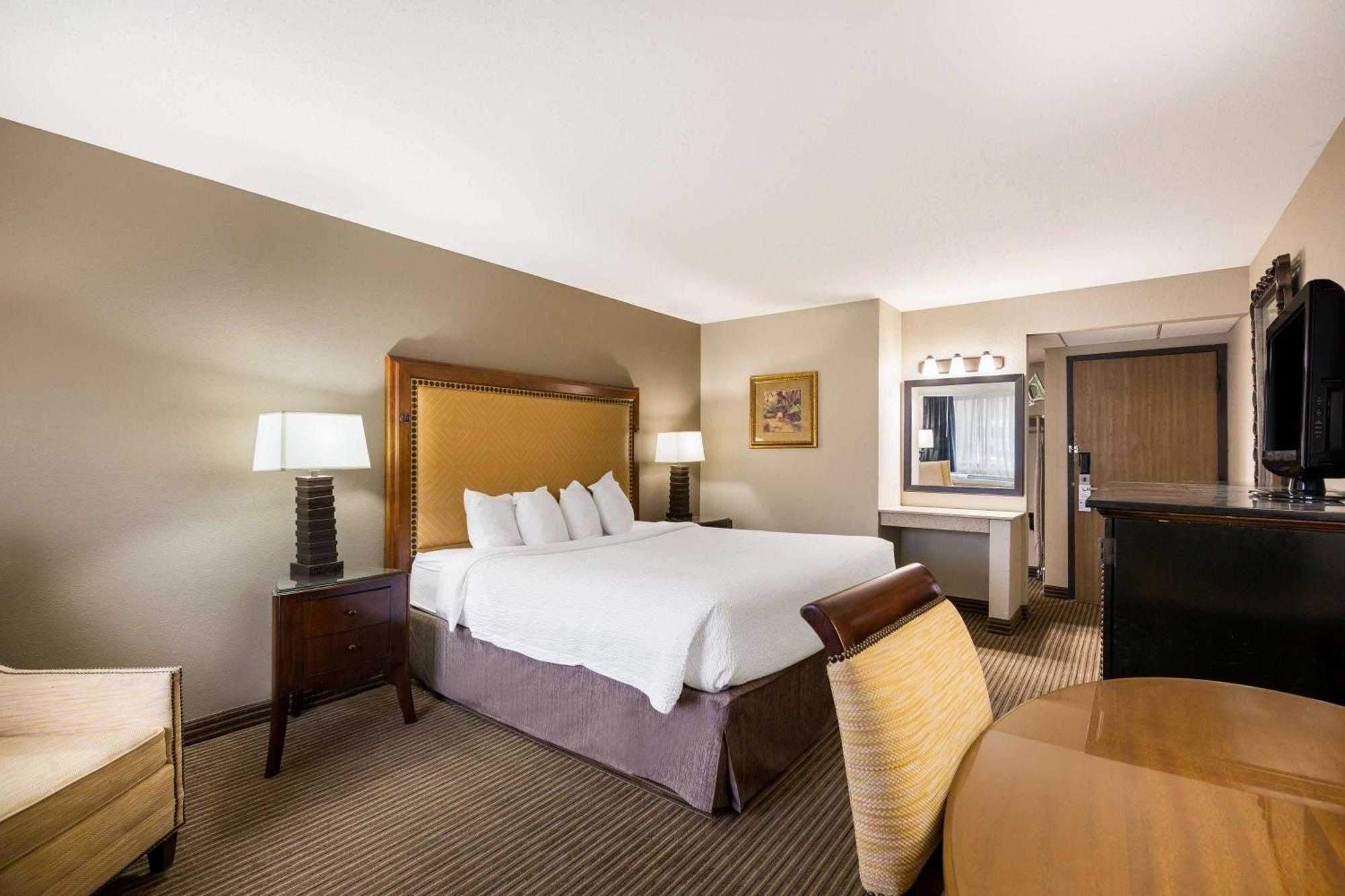 Revel Hotel Minot - Surestay Collection By Best Western Exteriör bild