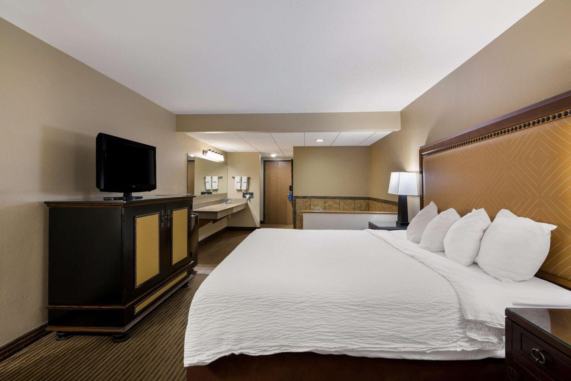Revel Hotel Minot - Surestay Collection By Best Western Exteriör bild