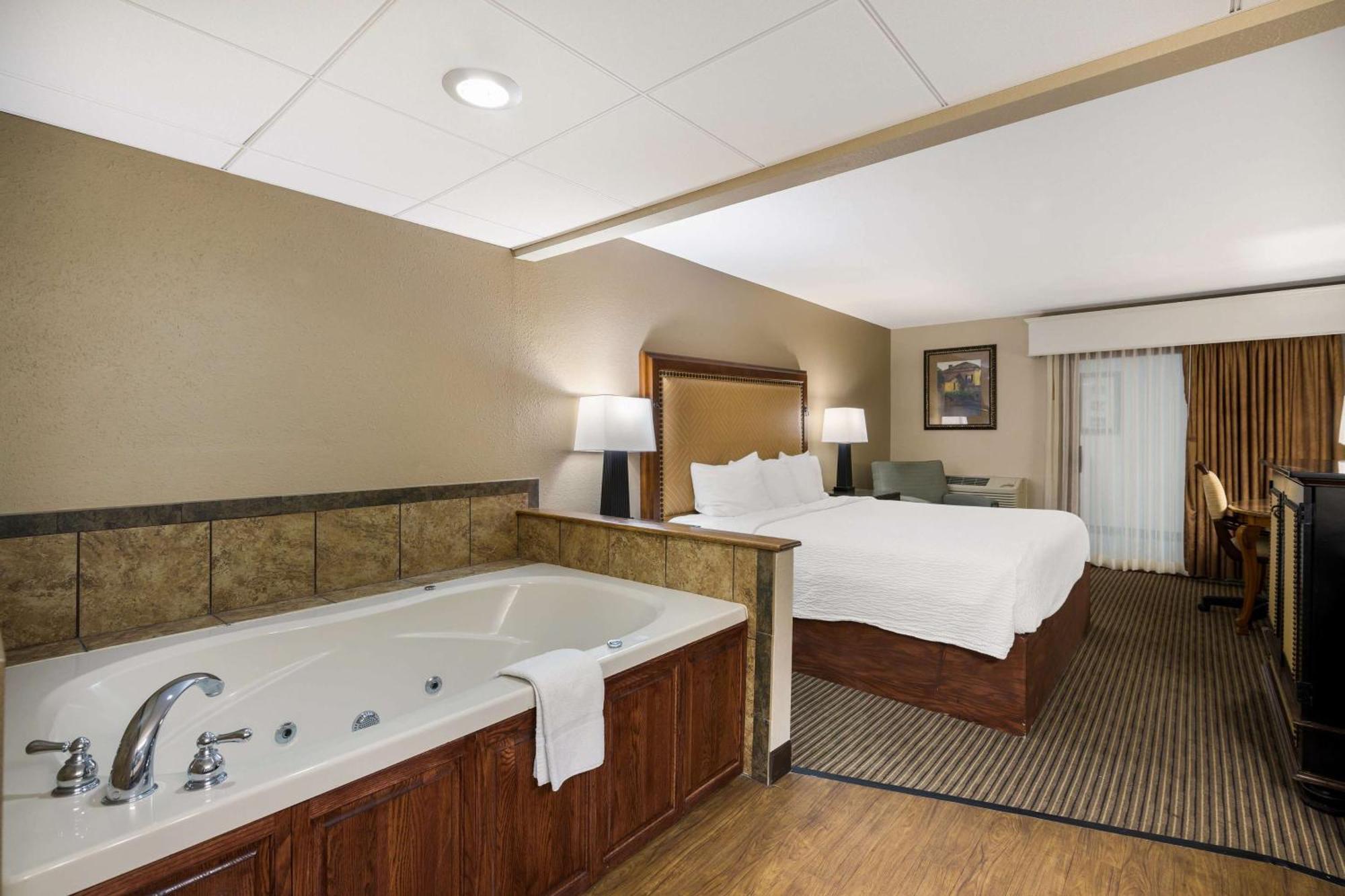 Revel Hotel Minot - Surestay Collection By Best Western Exteriör bild