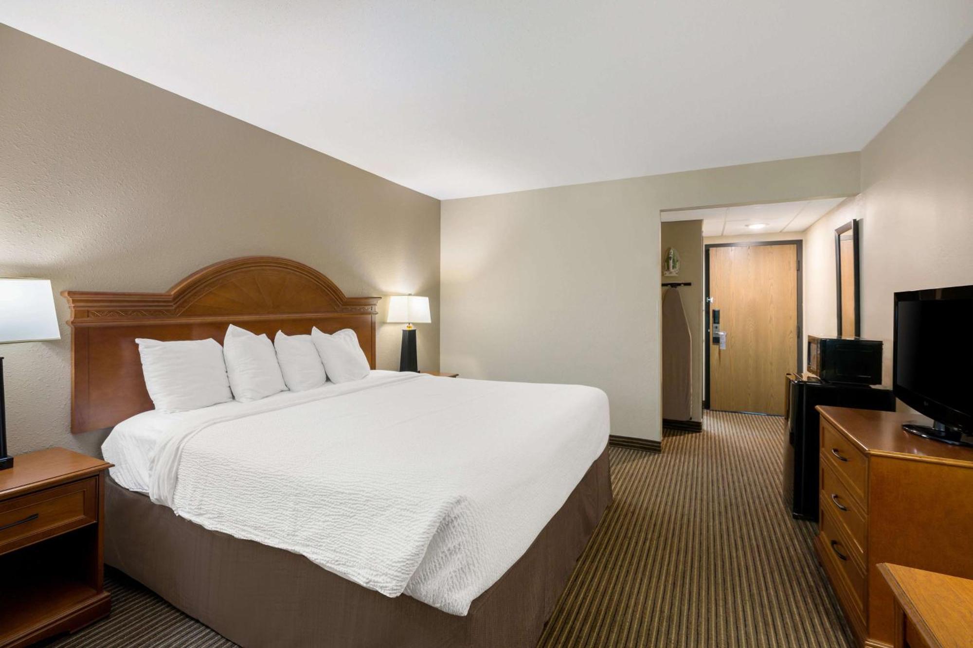 Revel Hotel Minot - Surestay Collection By Best Western Exteriör bild